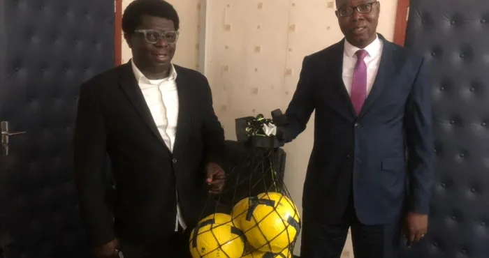 football-le-journaliste-baudelaire-mieu-offre-des-ballons-a-lunjci